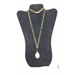 A Rose Quartz Gemstone Pendant Necklace Gold Tone Chain Elegant Classy